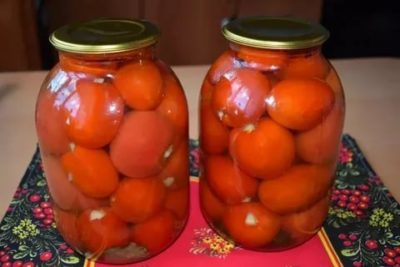 солить помидоры на зиму в банках с чесноком
